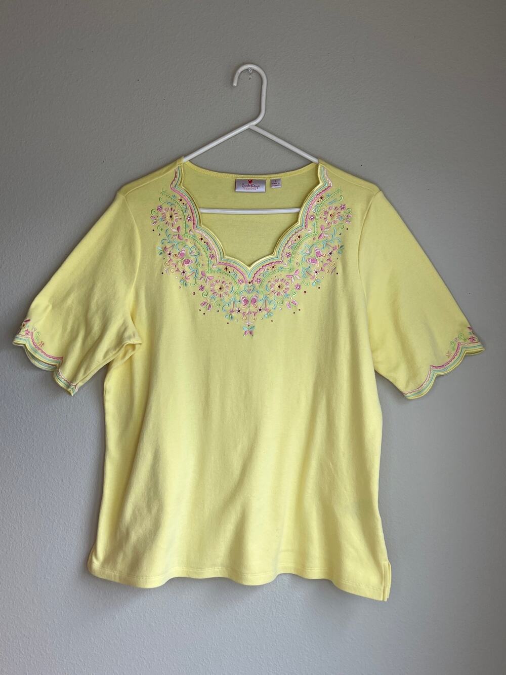 Quacker Factory Embroidered Rhinestone Scalloped Neckline Top Size Large Flaw